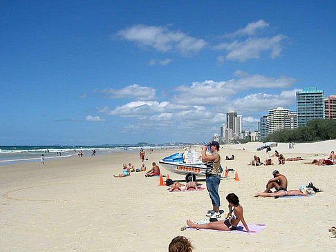 Strand mit Touristen Foto 